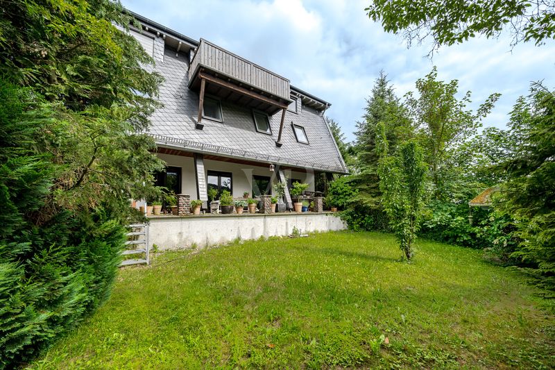 In naturnaher Lage: Großzügiges Familiendomizil mit viel Platz, EBK, Garage und schönem Garten